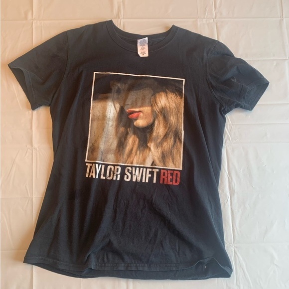 🎤🎸Original Taylor Swift 2013 Red Tour Shirt - Size  Medium🎤🎶🎵🎸 ⭐️HOST PICK⭐️ - Picture 5 of 8